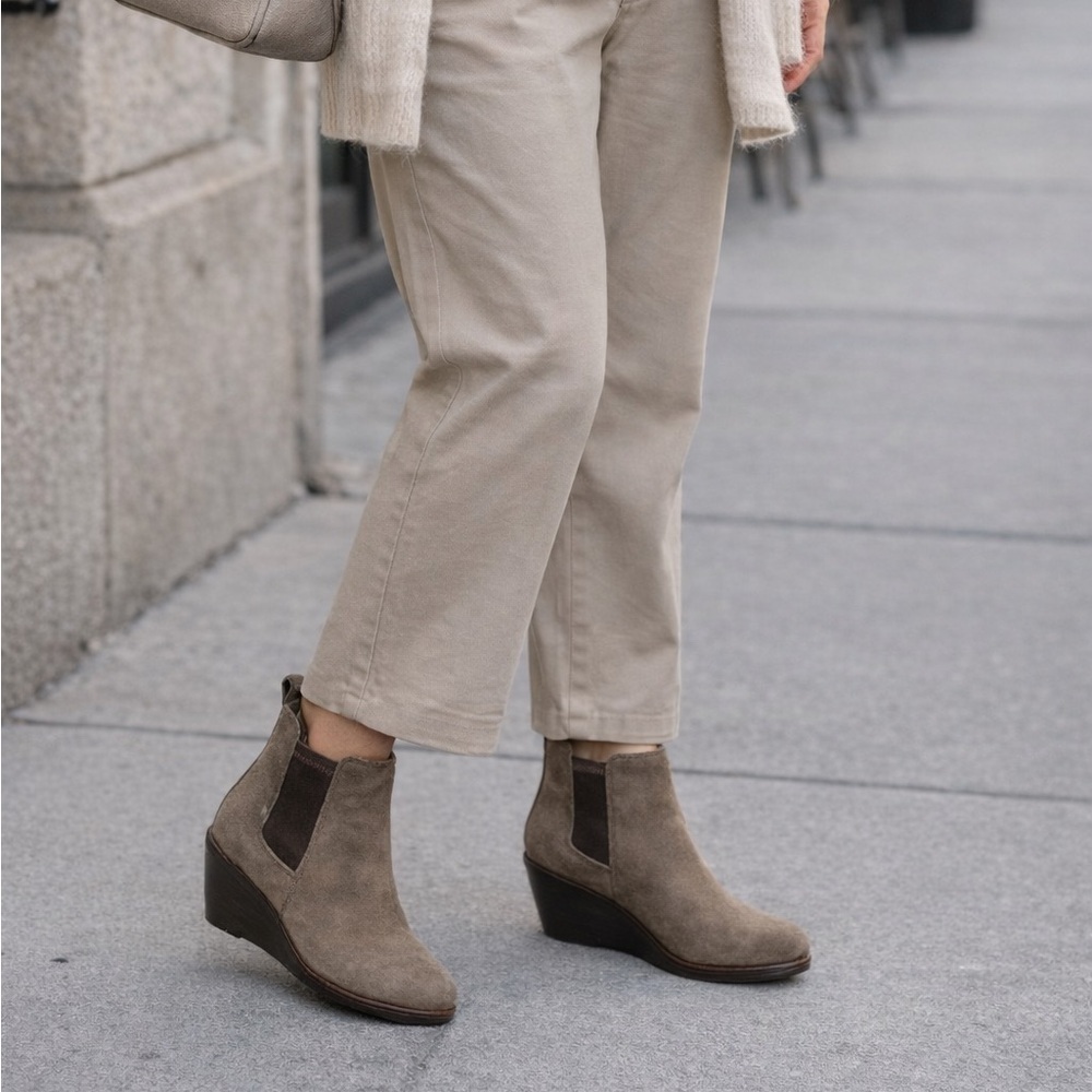 Clarks Clarkdale 2 Dark Olive Suede Chelsea Boots Wedge Comfort Booties Size 9.5
